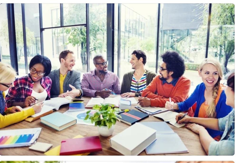 Groupe d'étudiants en réunion de travail